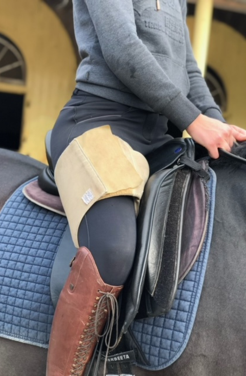 Horse rider wearing a beige Equiseat Aid